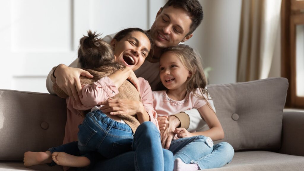 famille heureuse de leur pompe à chaleur